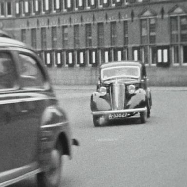 Kenteken: A 33827; Morris 10, Martinikerkhof, Groningen, foto: still uit de film "De Commerciële Club Groningen" J. Thie, 1949 coll. GrA (2209-AV0535)