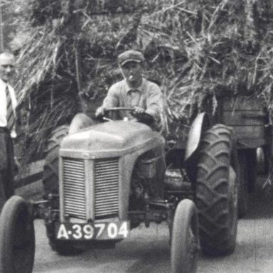 Kenteken: A 39704; Ferguson tractor, foto: still uit "Dorpsfilm Kiel-Windeweer", J.W.L. Adolfs, 1953 coll. GrA (2209-1166)