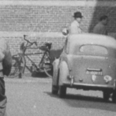 Kenteken: A 40171; Skoda, Groningen, Martinikerkhof ca. 1950, foto: uitsnede 1785-5241.jpg