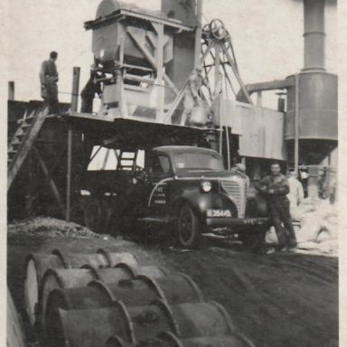Kenteken: A 36445; Mient Plantinga naast de Fargo truck waarin asfalt wordt geladen voor de wegenbouw, onbekende locatie, ca. 1950, foto: archief PAX