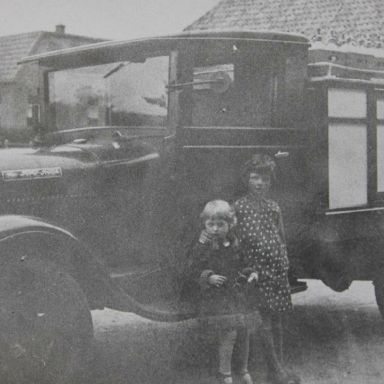 Kenteken: A 2471; Ford A, met op de treeplank dochter Truus en Dina Bulthuis, Wehe den Hoorn, ca. 1933, foto: E. J. Luit