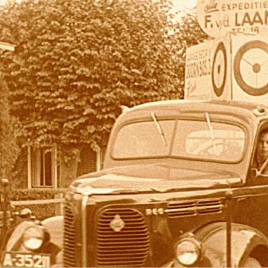 Kenteken: A 35211; REO ca. 1950, foto: Still uit GAVA-film AV14882