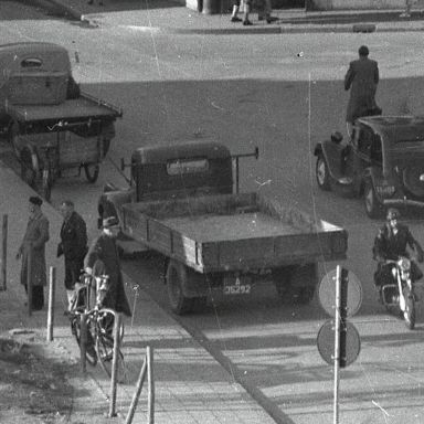Kenteken: A 35292; Vrachtwagen, Groningen, Stoeldraaierstraat, 1954, foto: uitsnede 2248-4596; Fotograaf: Fotobedrijf Piet Boonstra