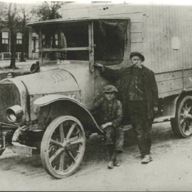 Kenteken: A 6966; Dodge,  foto: collectie Veenkoloniaal Museum (Bo Ve 28)