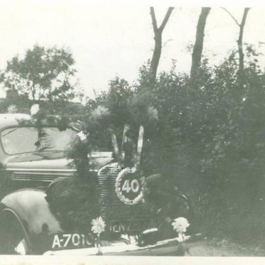 Kenteken: A 7010; Dodge  tijdens optocht ter ere van het 40-jarig regeringsjubileum van Koningin Wilhelmina 09-1938, foto: collectie Gemeente Winsum B001014.jpg