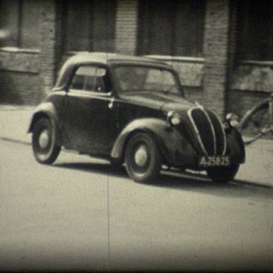Kenteken: A 25825; Fiat Topolino, Uithuizermeeden, 1954, foto: Still uit GAVA film AV0302