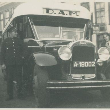 Kenteken: A 19002; De Stewart bus op het Damsterdiep, Groningen, foto: T. Knol via Historische vereniging Loppersum