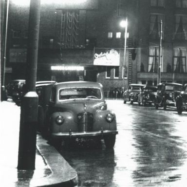 Kenteken: A 4074; Austin A40, Groningen, Grote Markt ca. 1950, foto: uitsnede 2138-2947.jpg