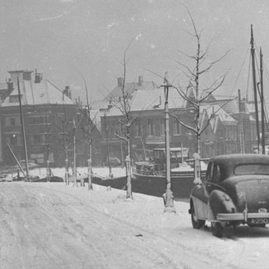 Kenteken: A 25020; Austin A70, Groningen, Turfsingel, 1951, foto: uitsnede 2248-1620.jpg; Fotograaf: Fotobedrijf Piet Boonstra