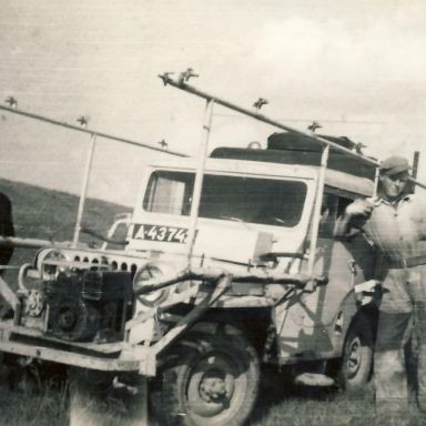 Kenteken: A 43742; Willys 'Melkjeep', met melker Harm Meines, Kloosterburen, 1950, foto: I. Meines
