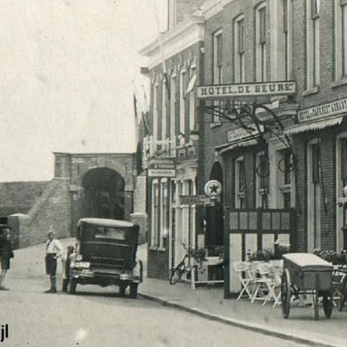 Kenteken: A 3747; Delfzijl, Marktstraat ca. 1930. foto: <a href='https://nl-nl.facebook.com/Vesting-Delfzijl-306159406162844/' target='_blank'>facebookpagina Vesting Delfzijl</a>